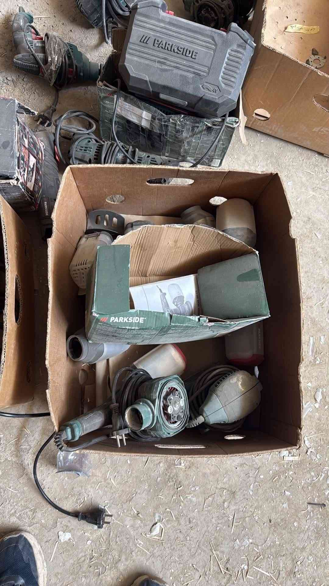 بارك سايد عدد تصفيه مخازن ابيعه هيج هلموجود فحم شلع شنو بطلو محد يشتغل بيهن هذني كلهن اكثر من ١٠٠ قطعه اريده بسعر ٧٥٠ الف اني اكول فحم بدون فحص لان ثق بالله ما فاحصهن الي يريدهن يتواصل على الرقم *********** او على الخاص مكاني بغداد شارع فلسطين

