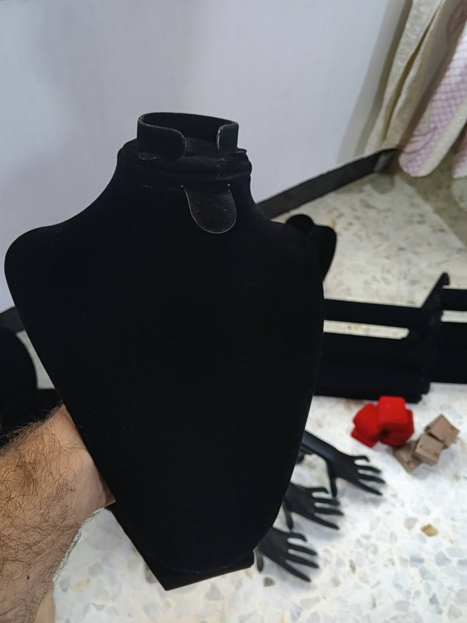 مليكانات عرض اكسسوارات ✨
اربع ملكانات طقم كامل 
وخمس ملكانات قلادة 
وثلاثه ايادي عرض
 سوار 
وملكانتين سوارات 
قاعدة عرض دوارة 
+علب محابس هدية 🎁
مستعمل شي خفيف
السعر شلع 75الف
***********
