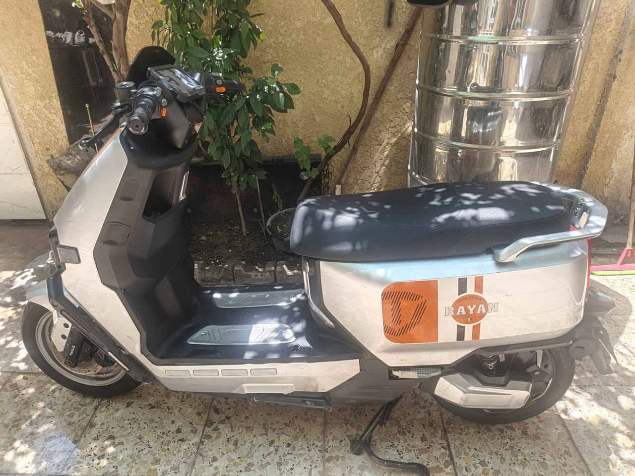 دراجه وحش الكون شركة الريان دراجه نضيفه وحلاوه وجديده للبيع سعر 950وبيه مجال قليل مكانه شعب حي البساتين ***********
