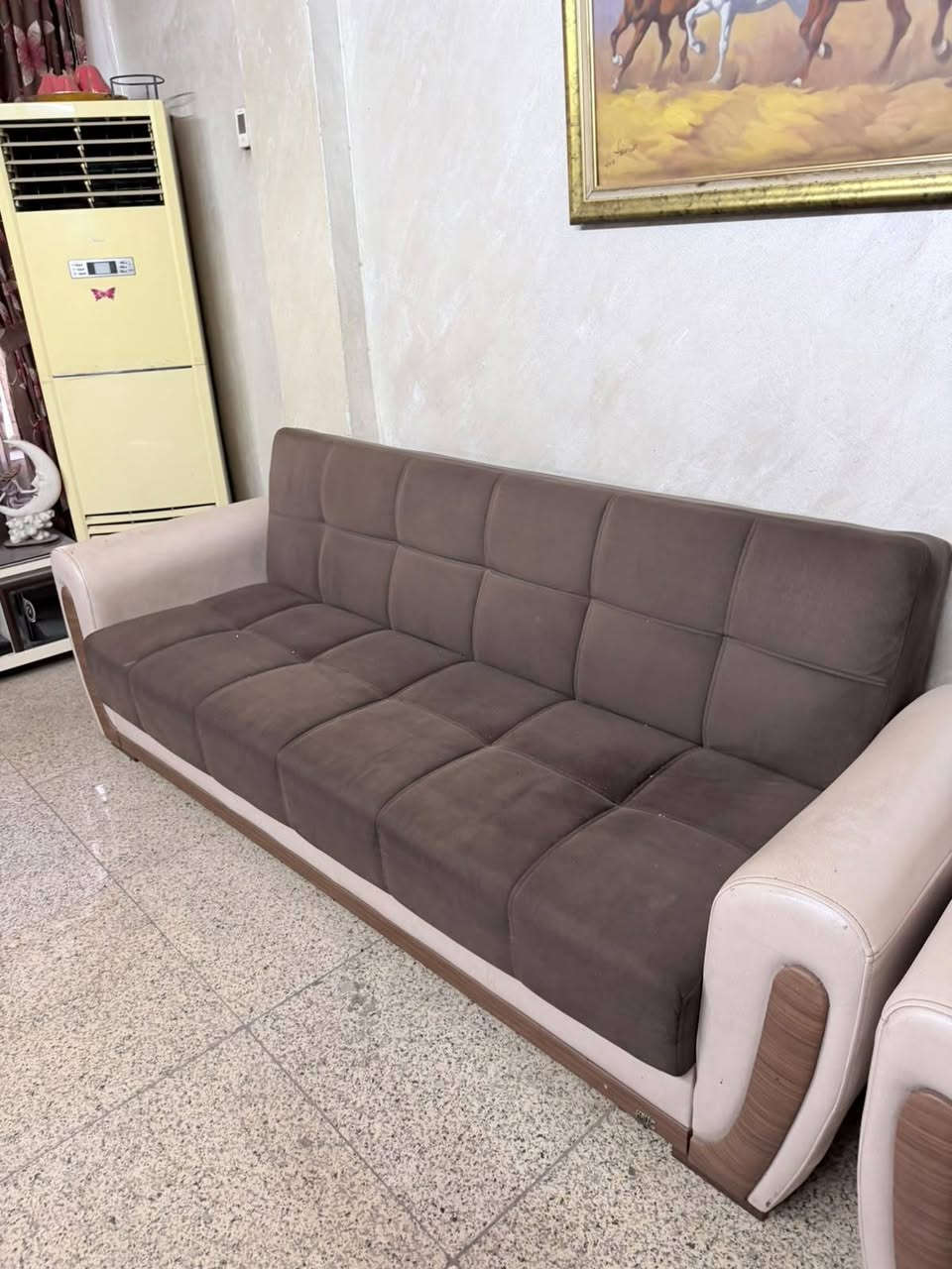 تخم قنفات نظيف جدا . بغداد . المنصور. موبايل ***********
