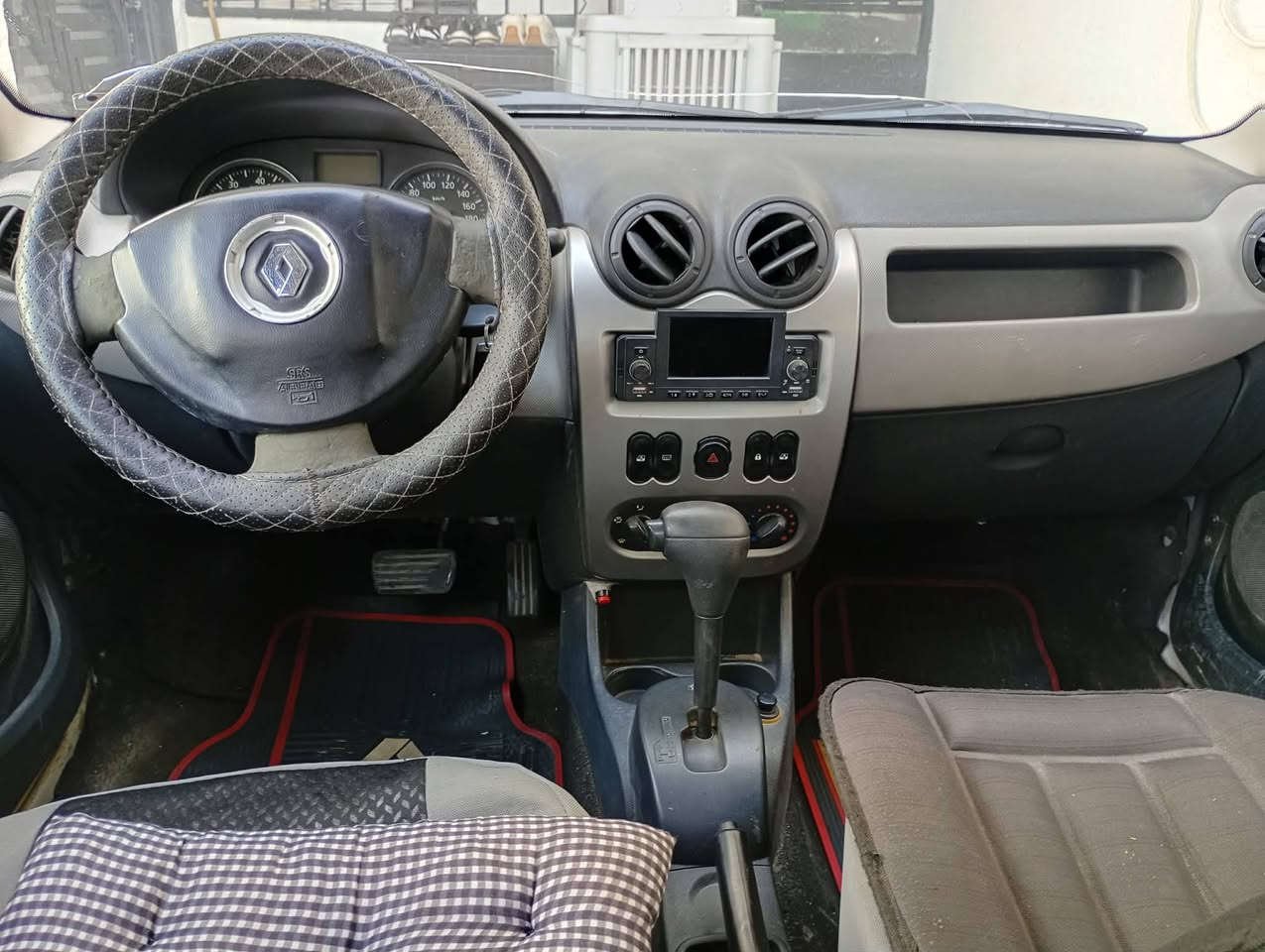 سيارة رينو لوكان موديل ٢٠١٠ شرط التحويل والوكالة كير اوتوماتيك  سعره ٥٣ بيها مجال للمعاملة للاستفسار على رقم:-***********
