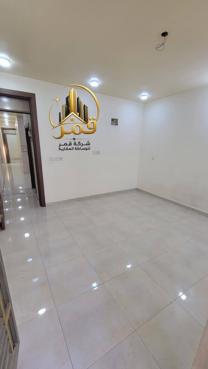 🏠 للإيجار في السيدية | مساحة 125م²

✨ مشتمل طابق أول فوق الأرضي | نظيف جداً | معزول عزل تام

يتكون من:
🛏️ غرفتين نوم
🛋️ صالة
🍳 مطبخ
🚿 خدمات
🌤️ مناور عدد 2
🏡 سطح

📞 للاستفسار والتواصل: ***********
📲 متوفر واتساب

🏢 مكتب قمر للوساطة العقارية
📍 العنوان: مدخل شارع الآمن

🔑 تتوفر لدينا كافة عروض الإيجار والبيع في منطقة السيدية
💰 وبحسب كافة الميزانيات

نص مكتوب في الصور:
- شركة قمر للوساطة العقارية
- قمر شركة قمر للوساطة العقارية