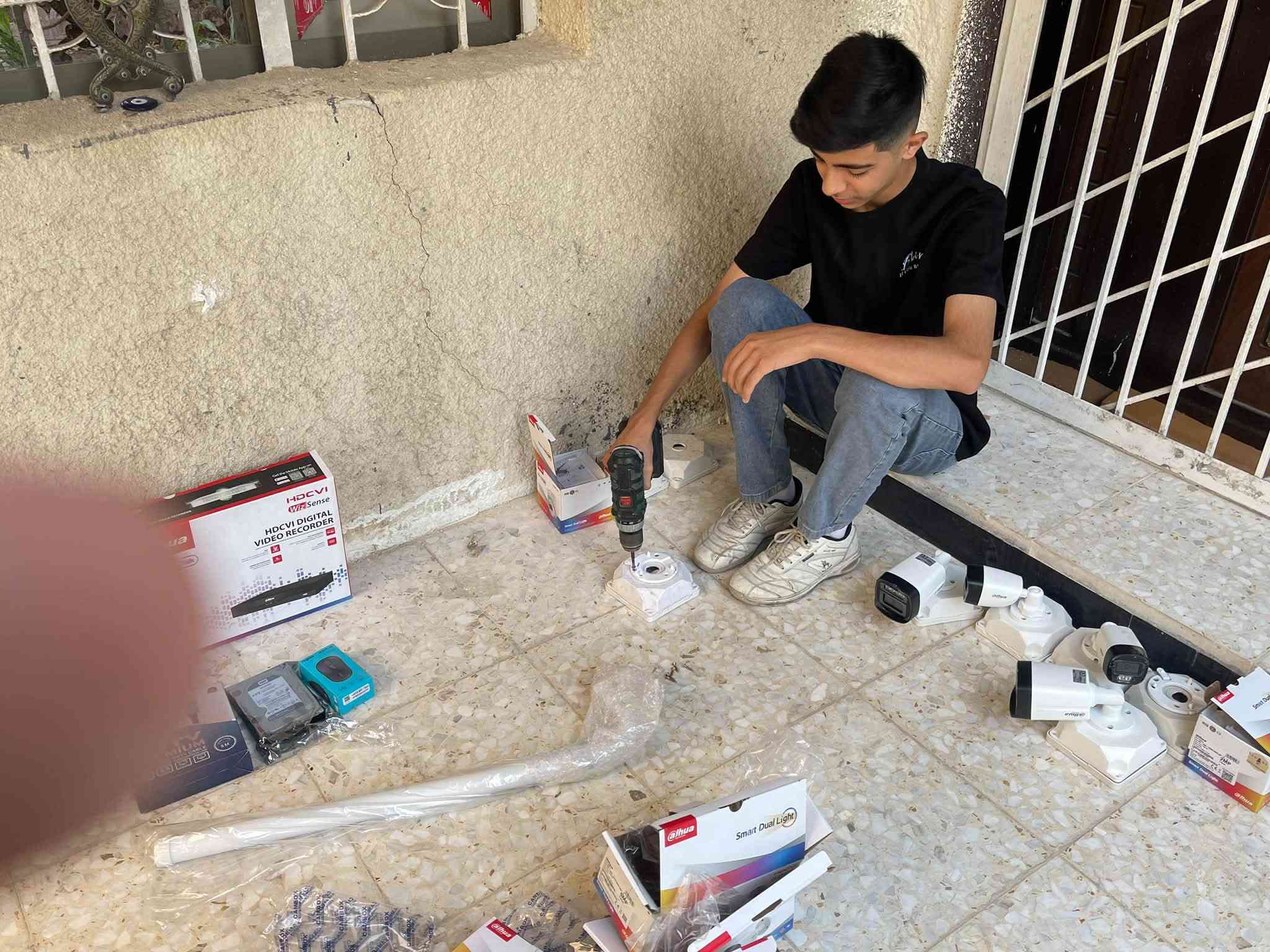 اعمالنا في منطقة الإسكان 
منظومة 7 كاميرات تجميع بأعلى المواصفات
مع خاصة الذكاء الاصطناعي 

خاصة الذكاء الاصطناعي هي:-
1️⃣ - تصوير اي شخص يصلك قرب المكان بصورة خاصة صوت 
     وصورة ولقطة فديو ١٠ ثواني .
2️⃣-ممكن تحديد الأشخاص المخولين من قبل النظام بعد 
       ادخال بيانات من قبل المستخدم.
3️⃣-تفعيل إرسال صور الأشخاص على الهاتف.
4️⃣- حفظ صورة آخر شخص كان بالموقع قبل فقدان او 
         سرقة جهاز وإرسالها على الهاتف

منظومة دهوادقة 5 ميكا فول كلر صوت وصورة 

📌المواصفات
🔺8 كاميرات دقة 5 و2 ميكا فول كلر صوت وصورة دهوا اصلي
     دبل لد ( تصوير ليلي نهاري ملون حتى بدون انارة)

 🔻ديفيار 8 جنل دقة 5 ميكا نوع دهوا يشغل كل انواع 
      الكاميرات ويدعم تسجيل الصوت مع تصوير الوجوه 
     والتعرف عليها بالذكاء الاصطناعي 

🔻هارد 4 تيرا اصلي .

🔺كيبل رولة 250م مسلح ونحاس ومقاوم كافة الظروف الجوية 

🔺جهاز يو بي اس نوع ليثيوم اصلي يشغل منظومة الكاميرات 
     مع منظومة الانترنت ٣ ساعات حقيقي ويعتبر جهاز حماية 
     ومنظم فولتية وتلغي كافة المحولات

🔻بوكسات عدد 8 خاصة بالكاميرات لحماية الفيش من 
     الرطوبة والعبث وتعطي شكل لائق للكاميرات

🔻فيش كامله خاصة بالكاميرات

🔺كيبل اج دي مسلح

🔻ممكن ربط المنظومة على الانترنت وتراقيب وانت باي 
     مكان بالعالم

🔺ضمان سنه حقيقي كاميرات وديفيار 

🔴لمزيد من المعلومات مراسلتنا على الخاص او الاتصال على الرقم
***********
***********مهندس محمد
