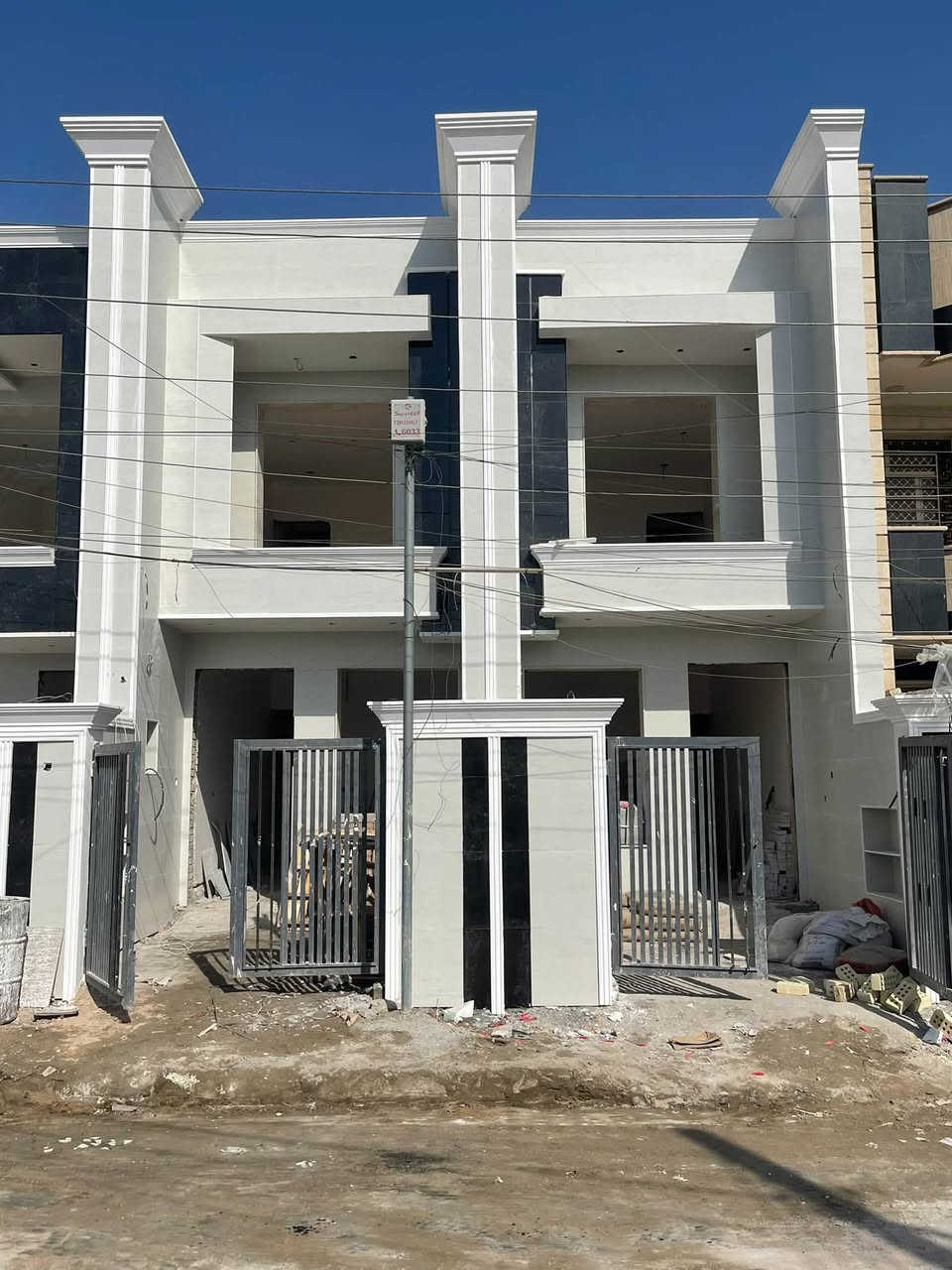 للبيع 4 مشتملات - حي الجهاد / الرفاق الأولى
يحتوي كل. دار. على 4 غرف نوم مطابخ. عدد 2 

🏠 المساحة: 100 متر لكل مشتمل

موقع. مميز.  قريب جداً على شارع العام. 

وقريب على شارع 40 

تسليم مفتاح. 

📐

📏ارضيه مرمر تركي.  

طابقين. ونصف 

التفاصيل لكل مشتمل:

• 4 غرف نوم • صالة كبيرة • مطبخين • خدمات كاملة 

الموقع: بغداد - حي الجهاد - الرفاق الأولى - موقع ممتاز وهادئ وخدماته كاملة.

📞 للاستفسار والتواصل (واتساب او اتصال):

سيف ابو يزن

***********

***********
