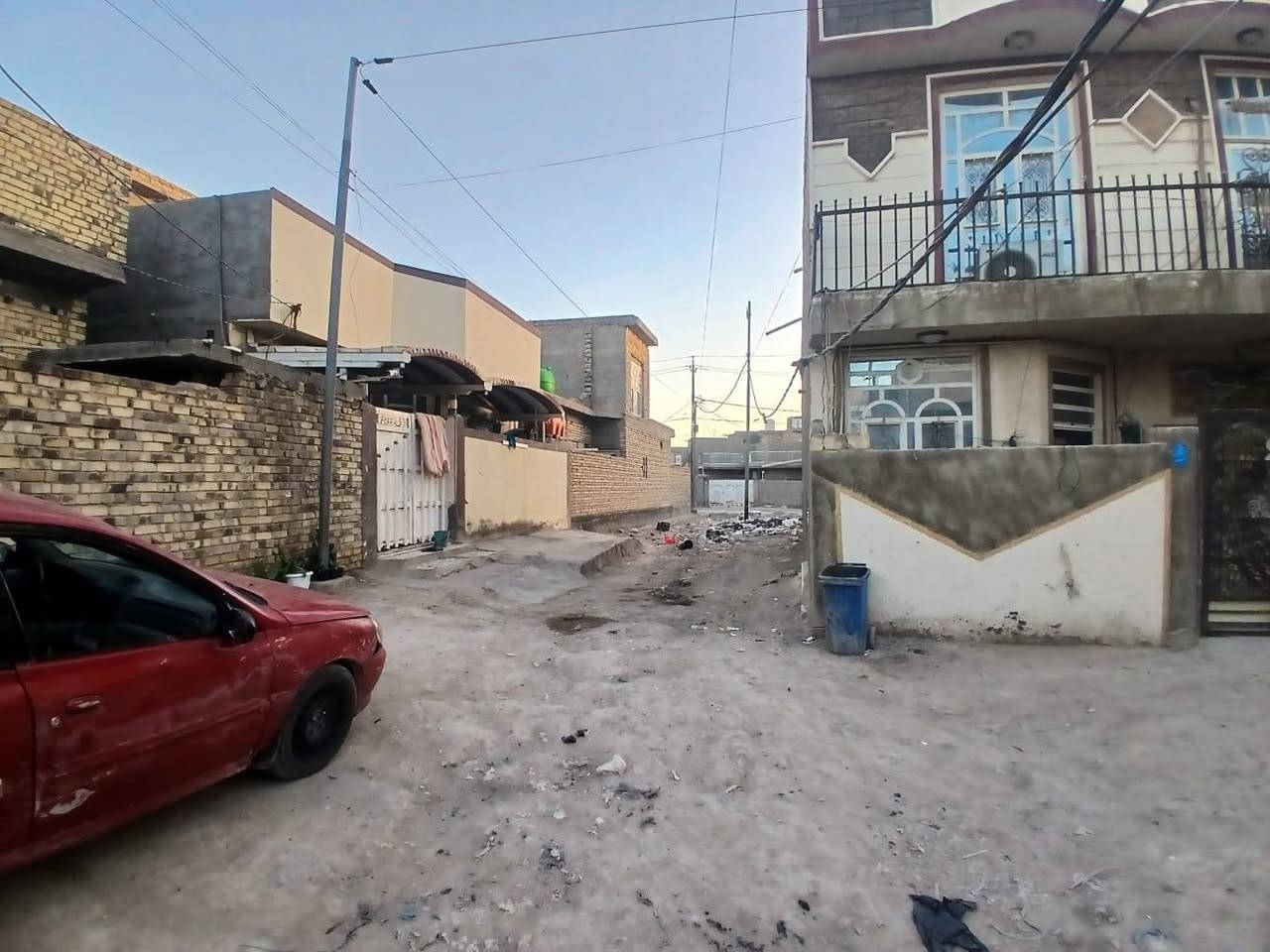 السلام عليكم ورحمه الله وبركاته
بيت للبيع مساحه 200 متر 
النزال 16 
الواجهة 13
بناء البيت 
استقبال +غرفتين +مناور 2+كلدور + مجمع صحيات
الموقع الحله شارع 80 كربلاء (منطقة المراشده)
***********
