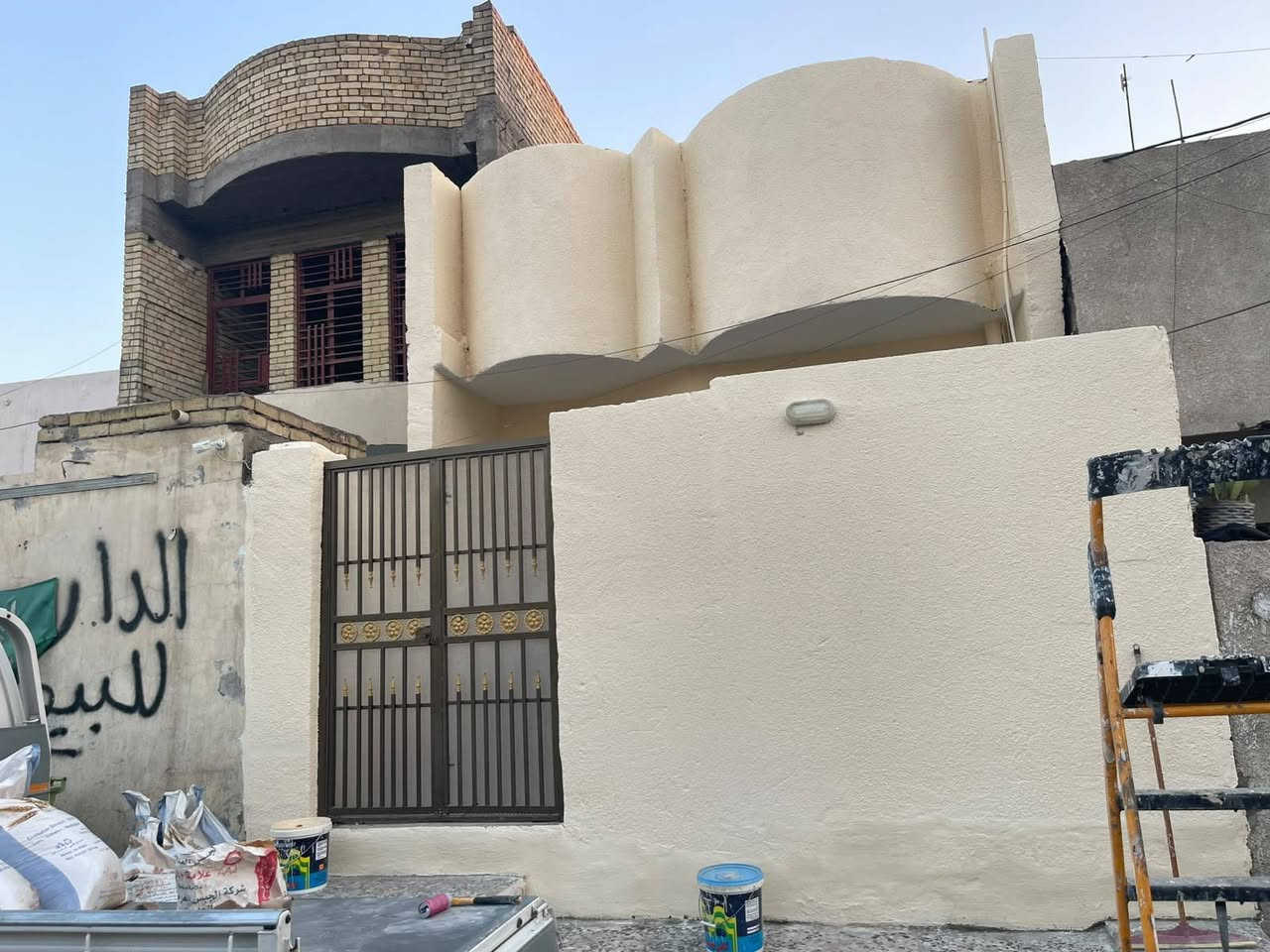 السلام عليكم بيت 100متر رابع فرع عن معمل الغاز بيت صب مسلح بيت نضيف عالي على الشارع بيت بناء حديث مفول حالين البيت فارغ كبل تحط بي جاهز على اربعه اوعشرين حبايه السعر الاتصال على الارقام التاليه 
‏‪***********‬‏
