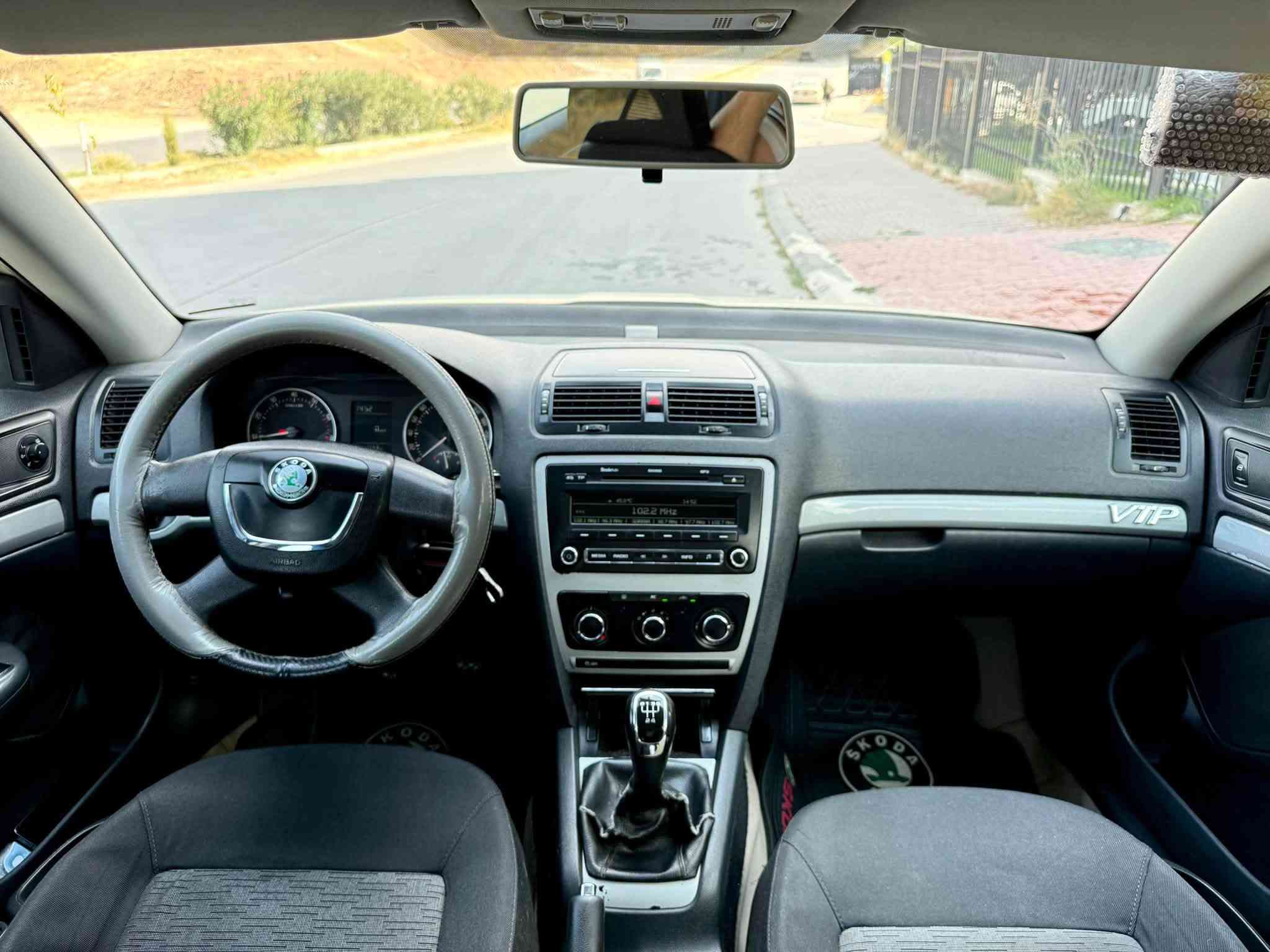 Skoda octavia 
Model 2013 
سکۆدای مەکینە ١٦ گێرعادی سەیارەکە هیچ بۆیاخی نیە  و نمونەیە لە جوان و پاکی ٤٠٠ هەزار ڕۆشتووە و گێرو مەکینەی بیلادیە 
هەرکەس ویستی مەسج بکات ***********
