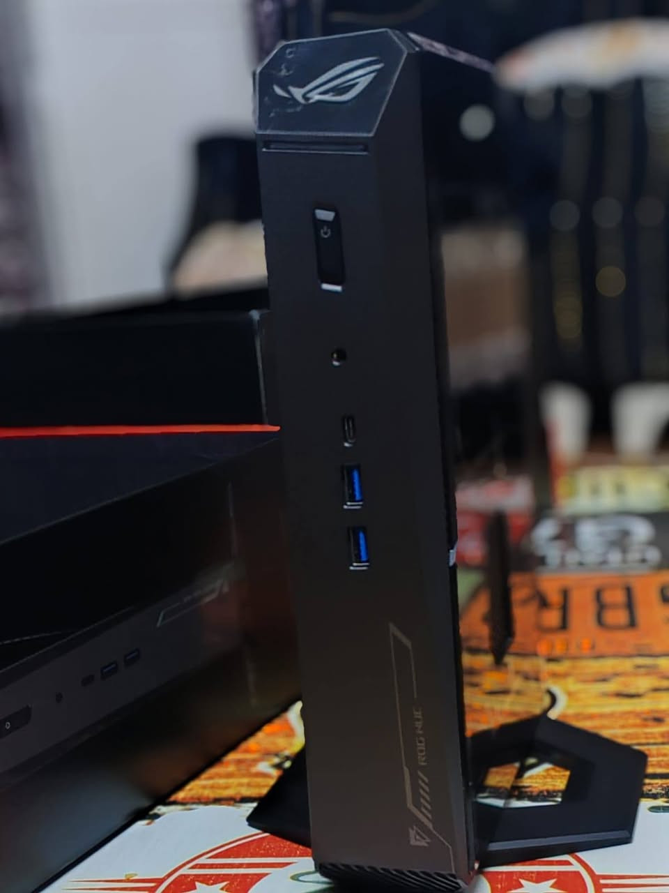 السلام عليكم من رخصه الادمن المحترم يتوفر مني كيمنك للبيع نوع ASUS NUC مستورد خاص  غير مستخدم لا يوجد في السوق العراقي مواصفاته مرفقه بصور الجهاز بدون شاحنه والشاحنه متوفره بالسوق العراقي للتوصل ***********

