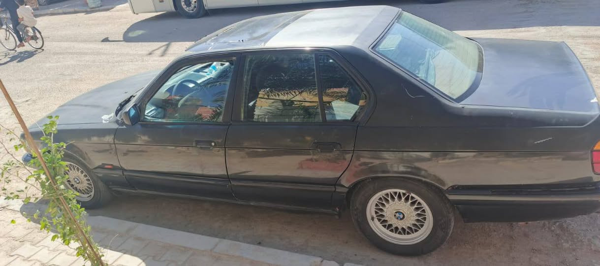 بي ام دبليو ... موديل ٩٢ نظيفه وتحتاج تلحيظات بسيطه ... والسعر ١٩ وبيه مجال 
***********
