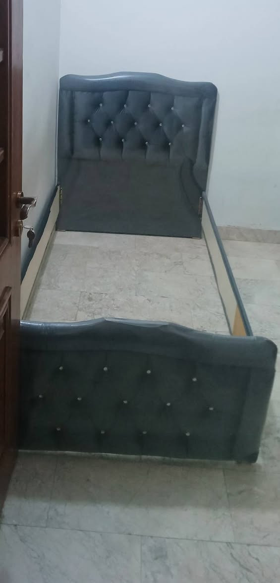 الاستفسار ***********

نص مكتوب في الصور:
- للبيع سرير نفر مستعمل ونظيف راحة وأناقة بسعر مناسب رأس السرير مبطن مع أزرار ديكور الهيكل الخشبي للسرير قماش ناعم ومريح مناسب لغرفة النوم أو الشباب حالة جيدة ونظيف مع القاعدة الخشبية (الهيكل) لون رمادي غامق أنيق توجد معه القاعدة الخشبية واللوح الخلفي اللون: رمادي غامق مقس سرير نفر العنوان: حي تونس للاستفسار والتواصل: *********** السعر: 75 ألف د.ع للجادين فقط .. والمعاينة متاحة
