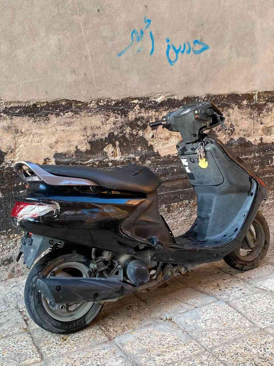 سلام عليكم دراجه فراشه للبيع الدرجه نقصها فقط كابريته تتنضف لان متروكه الدراجه أي نقص مابيها فقط كابريته السعر ٢٢٥وبيها مجال ***********عنواني حله حي الجزائر
