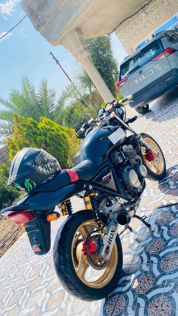السلام عليكم
سيبي 400 جيل اول 16ولف 

اوراق كامله مو كلك 

كهربائيات كله شغاله 

محرك لاتبخير ولا تنقيص شلعه ومعدل خير من الله 

نواقص فقط عداد مال دشبول واير كيلو متر وبريك امامي يحتاج تنفيس ودسكات 

ترهم مراوس حسب القناعه سعر خاص والموشراي لايطبلي بس يسئل وذا متعرف بيهن هم لاطب واني خادم 

***********
