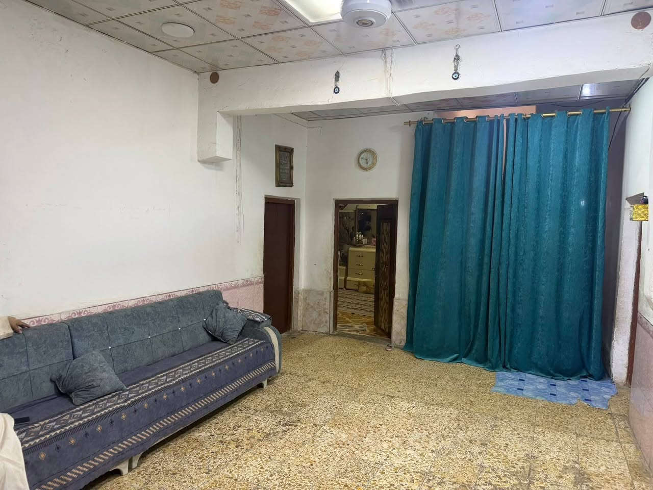 منزل للبيع في قضاء سوق الشيوخ – منطقة خنيطلة
​تفاصيل العقار:
​المساحة: 260 متر مربع.
​السعر: 170 مليون دينار عراقي.
​الموقع: قضاء سوق الشيوخ / منطقة خنيطلة.
​الخدمات: شارع تبليط متكامل (ماء، كهرباء، مجاري).
​التوزيع الداخلي:
​عدد الغرف: 4 غرف نوم (موزعة على طابقين):
​الطابق الأول: غرفتان نوم + صالة (مساحة 6 أمتار) + مطبخ (مساحة 5 × 4 أمتار).
​الطابق الثاني: غرفتان نوم.
​الضيوف: ديوانية واسعة بطول 9 أمتار.
​مساحات الغرف: (6 × 4 أمتار).
الرقم ***********
