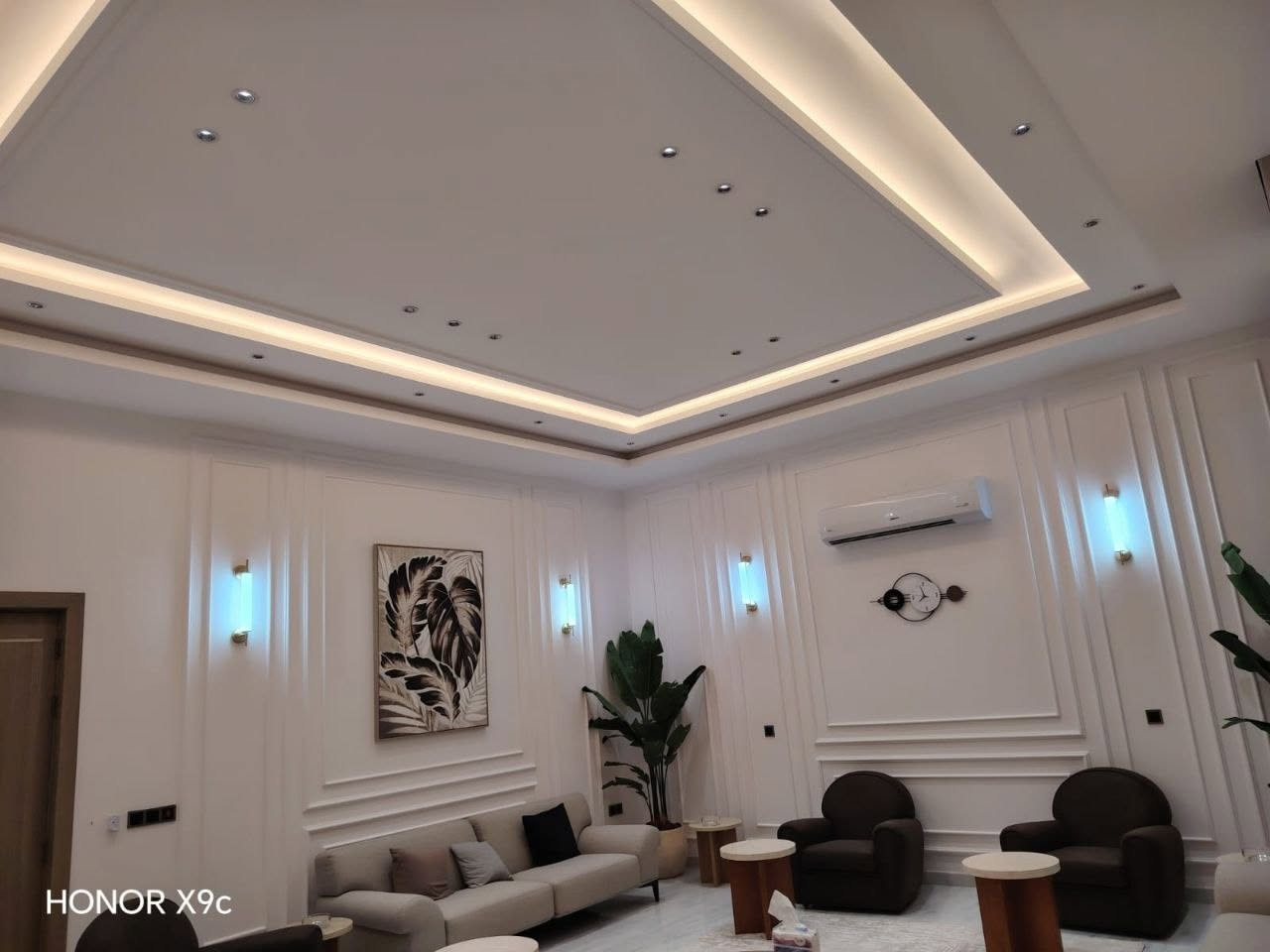 ✨ تريد تغيّر شكل بيتك وتخليه أرقى وأجمل؟ ✨

من الأصباغ العصرية إلى الديكورات المغربية والكلاسيكية والحديثة، **مؤسسة الفهد للأصباغ والديكور** تهتم بكل تفصيلة حتى نطلع لك نتيجة تليق بذوقك 🤍✨
🎨 أصباغ داخلية وخارجية
🏠 ديكورات حديثة وكلاسيكية
🌿 ديكورات مغربية مميزة
🛠️ تنفيذ واهتمام بأدق التفاصيل
إذا حاب تصمم ديكور منزلك بشيء جميل ومميز، مؤسسة الفهد هو خيارك الأفضل** 👌🔥
📞 للاستفسار والتواصل:
***************

مؤسسة الفهد للأصباغ والديكور**
الجمال يبدأ من التفاصيل ✨

نص مكتوب في الصور:
- اجعل منزلك لوحة فنية مؤسسة الفهد للأصباغ والديكور لأن التفاصيل تصنع الجمال .. إذا حاب تصمم ديكور منزلك بشيء جميل .. مؤسسة الفهد هو خيارك الأفضل أصباغ داخلية وخارجية ديكورات مغربية ديكورات حديثة تصميم وتنفيذ معالجة الشقوق والتأهيل أجود أنواع الأصباغ والمواد تصاميم عصرية ومميزة فريق عمل محترف أسعار مناسبة للجميع التزام بالمواعيد وجودة في التنفيذ لأن بيتك يستحق الأفضل ... ديكورات كلاسيكية ديكورات مغربية ديكورات حديثة للتواصل والاستفسار *********** حياة أجمل بيئة أجمل تصميم أجمل الجمال يبدأ من هنا ..
- HONOR X9c