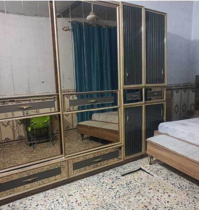 السلام عليكم غرفه تركيه للبيع  تسع 9 قطع نظيفه مثل ماواضح في الصور السعر 750 وبيها مجال للطبين هذا رقمي ***********
