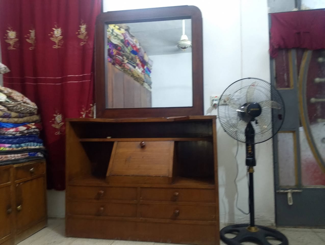 غرفه خشب صاج باب الاول للبيع ام الكبر والغزلان شركه رمضان 
ما بيها اي ضرر.
سعرها 225 
للاستفسار الاتصال على رقم وبي واتساب ***********
