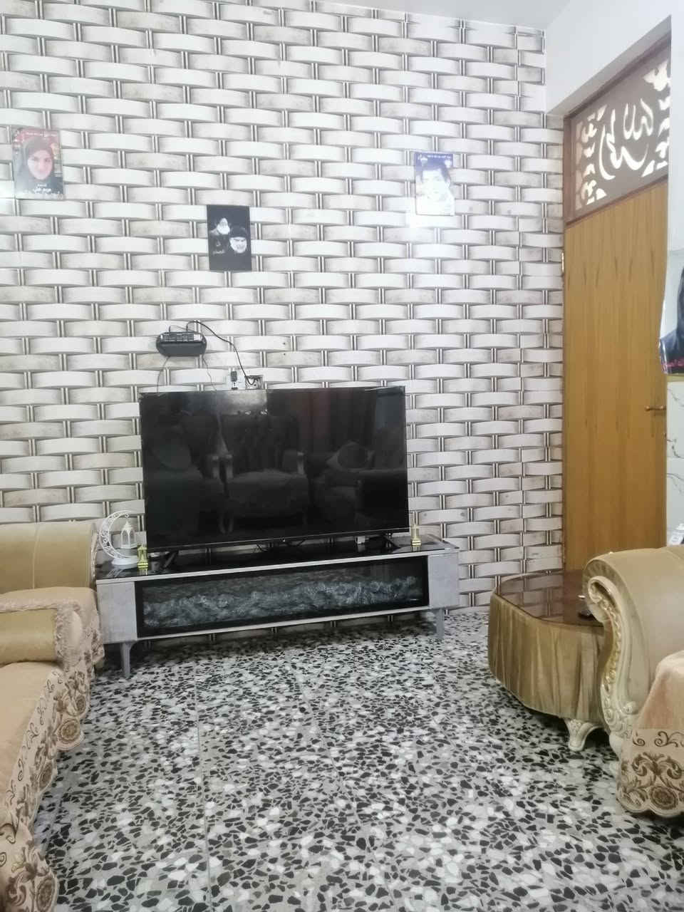 السلام عليكم بيت بحي الزهراء بل 150 رابع فرع عن شارع العام ثاني بيت  مساحه 75مقابيل افران سيد واسواق السيد بصف العماره مبينه عدكم بل صوره بيت كله جديد قبل   البيت اساس رفت طابوك درجه اوله مسلح سيراميك البيت كله درجه اوله يحتوي استقبال وممر وصاله ودرج مرمر محجر الميوم وبيوتنه جبيره كلش علئ كد الصاله وغرفه جبيره ومنور وحمام تواليت داخلي تواليت خارجي البيت ماصورته كله لان البيت جديد بل حقيقه احلئ من الصوره سطحين بي السعر 55وبي مجال الرقك ***********
