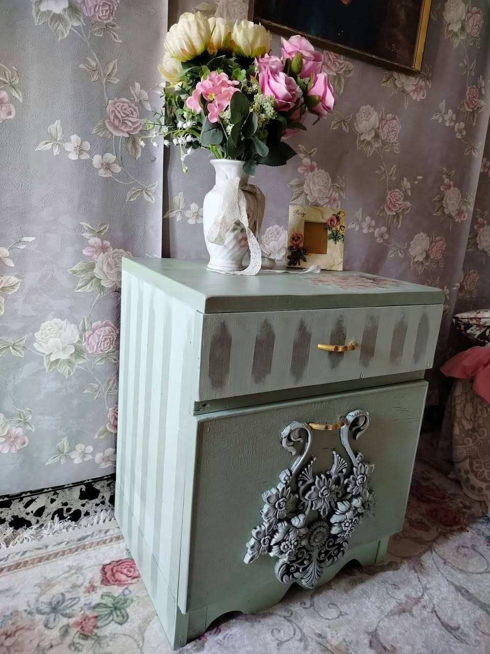 🌿✨ للبيع | كومدينة فنتج ✨🌿
قطعة مميزة بطابع فنتج ريفي أنيق 🤍
باللون الأخضر الرمادي المعتّق، مع زخرفة بارزة ولمسات ذهبية ناعمة تعطيها طابعًا قديمًا وفخمًا 🌹
مناسبة لغرفة النوم، الصالة أو كقطعة ديكور مميزة تضيف لمسة دافئة للمكان.
💰 السعر: 25 فقط
🌸 قطعة مميزة لعشاق الفنتج والقطع ذات الطابع القديم 🌸
كلاسيك فنتج | Classic Vintage 🤎
