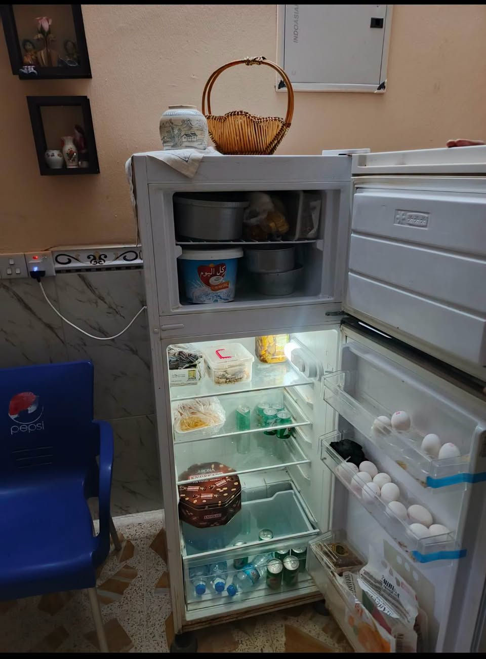 ثلاجه جديده مستخدمه شي قليل حجم وسط ثلج فوول وتبريد ما شاء الله وبسعر 200 وبيها مجال للشراي للاستفسار الإتصال على الرقم ***********
