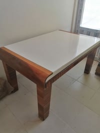 ميز طعام • بدون كراسي