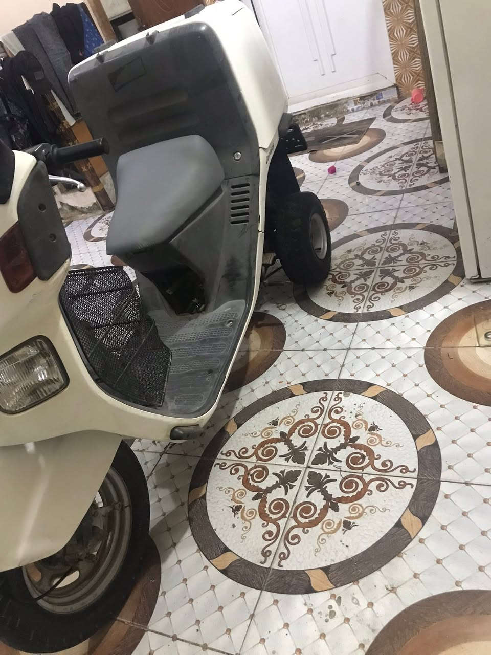 السلام عليكم دراجه بيكم ٣ تايرات الدراجه جديده وبلاديه برغي ما ملعوب بيه محرك مكفول ما مفتوح + ناعم هندر واحد بكل وقت نقصه باتري وجامه اماميه كهربائيات كله شغاله تايرات جدد العنوان بغداد الزعفرانيه السعر ٢٠٠ 

‭***********‬
