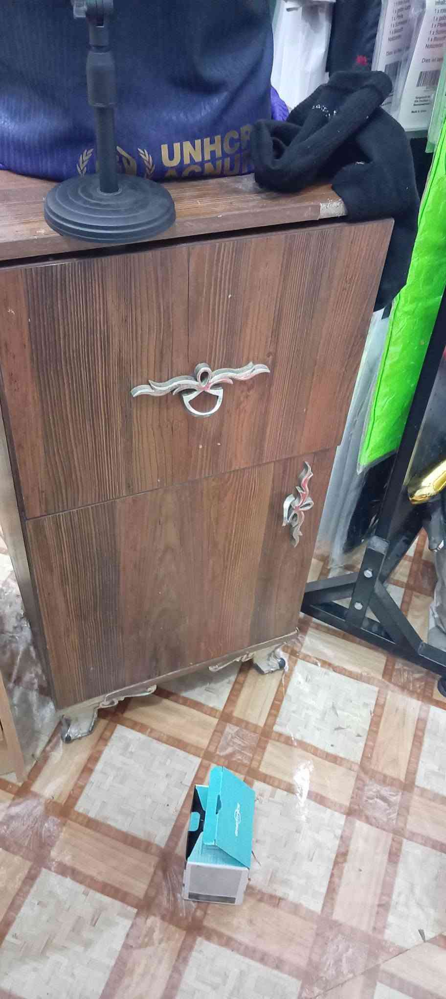 ميز مكتبي • مبردة كونفيره • كرسين