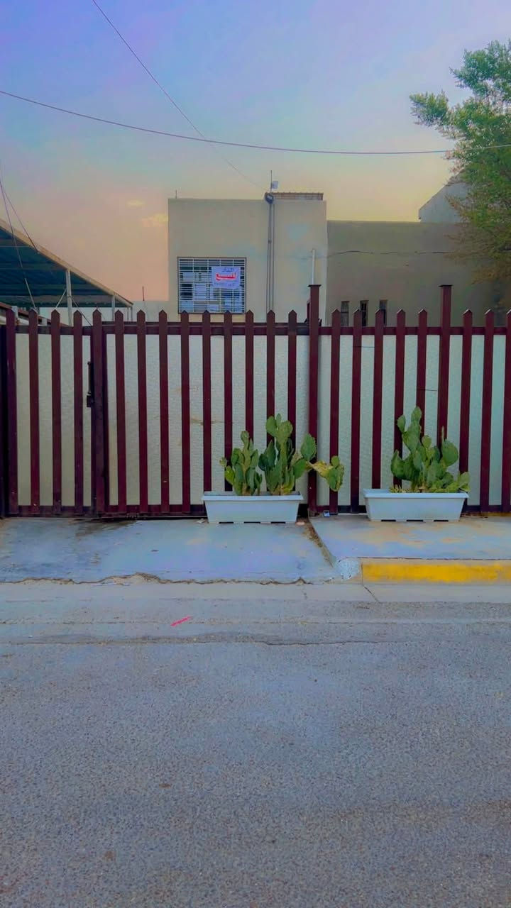 دار للبيع عنوان الرساله مقابل محطه غاز الاعلام يحتوي على طابقين طابو ملك صرف
الطابق الاول يحتوي 

مطبخ 

غرفتين 

حمام 

الطابق الثاني 

٣ غرف +حمام من ضمن الغرفه نظام سويت 

وبابين من الفرعين الخلفي والامامي
مساحه ٩٣.٥
نزال ١٨
واجهه ٥.١٩٠متر 

السعر ٣٢٠ وبيه مجال للأستفسار الاتصال بالرقم ***********

