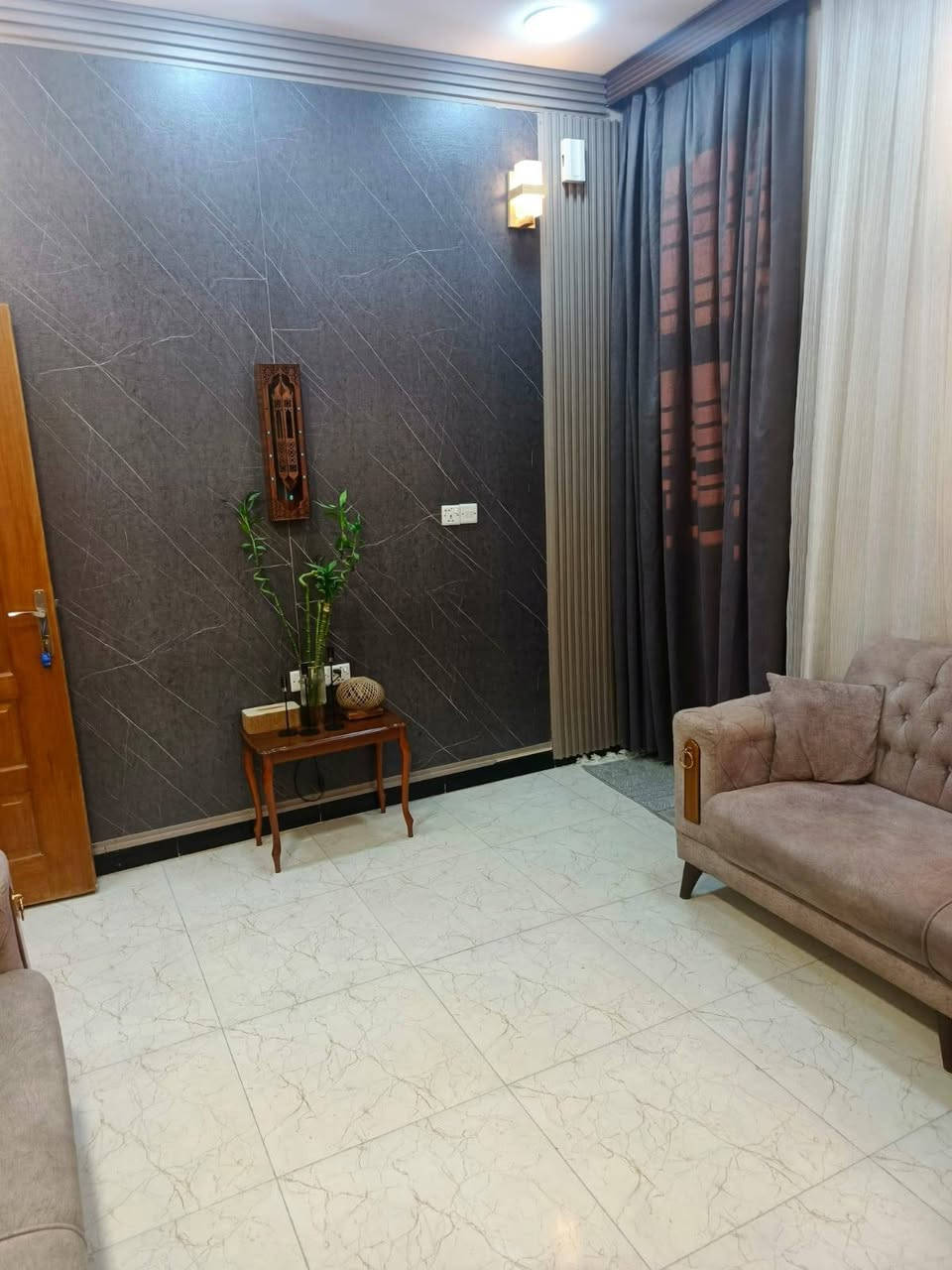 #دار للبيع
#دارللبيع
المساحة ٥٤ م 
بناء سنه  ٢٠٢٣ من الاساس  يحتوي على 
صالة ومطبخ وخدمات صحية عدد٢ وغرف نوم عدد٤ 
البيت يقع عله شارع عرض ١٢ متر
الموقع الغزالية شارع اسواق الزاوية قرب الحسينيه المفلشه 
البيت على شارع بعرض ١٥ م ومقابل البيت تشجير
للاستفسار الاتصال 
***********
