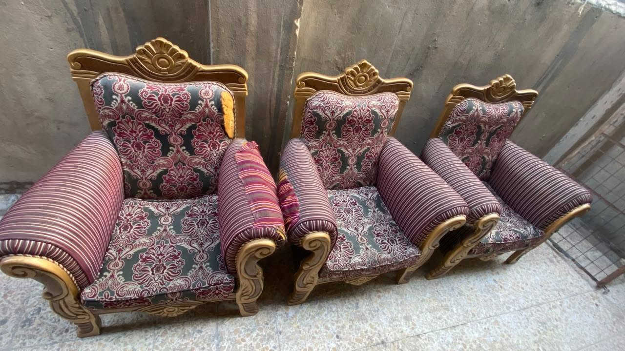 السلام عليكم يوجد تخم مستعمل متكون من خمس قطع 3 كراسي و 2 قنفه كبيره .الي يريده يتفضل خاص
