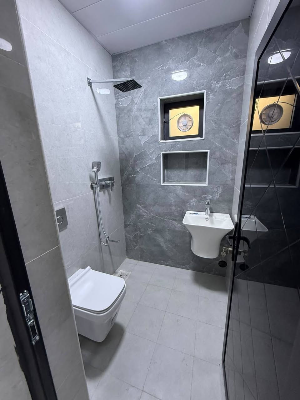 55متر للايجار طابقين ونص
يحتوي على 3غرف 😴 نوم
مطبخ واستقبال بالطابق الأرضي 
مدخلين 
🛁 حمام 🚽 عدد 3
البيت ركن الواجهه والأرضية مرمر 
مكتب الراية البيضاء للاستثمار والتطوير العقاري 
محمدالمهداوي 
***********
***********

