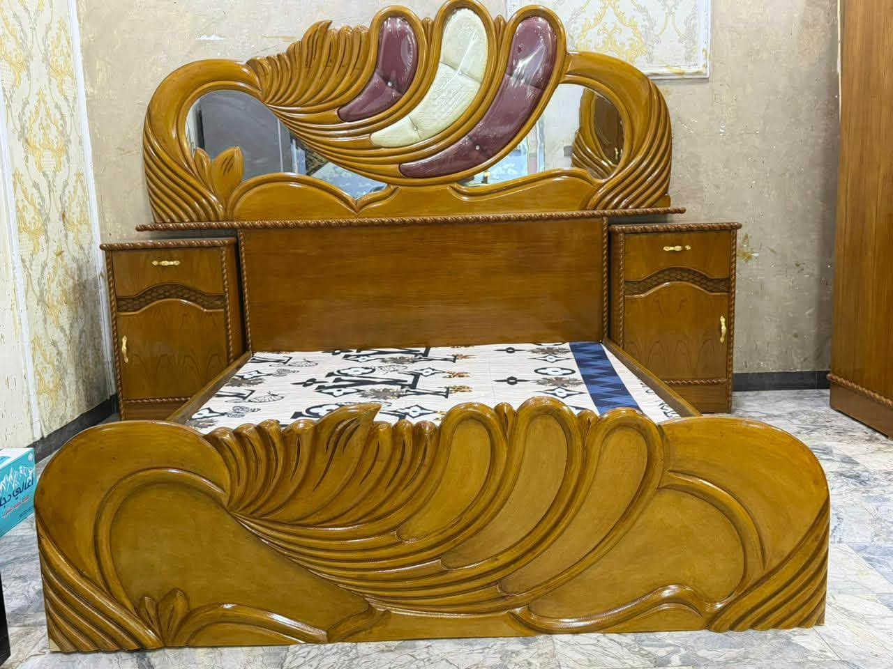 السلام عليكم عندي غرفه مال نوم تفصال درجه اولى داخل وخارج صاج ضهر جرجوبه  خشب كله 6 ملم الغرفه حيله ثكيله جدا من دك عل خشب دك عل حديد الغرفه الله شاهد فصلته فصال عل ايدي استعمال سنه ونص فقط وصل شراء موجود الغرفه ترهم مال زواج نقوش كنتور وجربايه وميز مرايه  كله تحفير صاج يدوي تخت جربايه صاج بلوك ثكيل جدا ملاحظه. الغرفه تحتوي عل قاصه سريه الغرفه فصلته عل ايدي ب 3 ملاين ونص وصل شراء موجود   اريد ابيعه بالسعر 750 نهايته نهايته قفل السبب البيع انتقلت الى مكان اصغر ومتكفي بالغرفه رقم هاتف *********** بغداد مكلفه بالنشر اذا تحبون اتصلو عل رقم فقط
