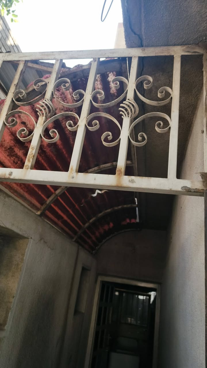 سلام عليكم عندي درج حديد مال سطح وبيبان كلش نظاف وسقيفه عنواني مشتل خابر وتدلل 077054
