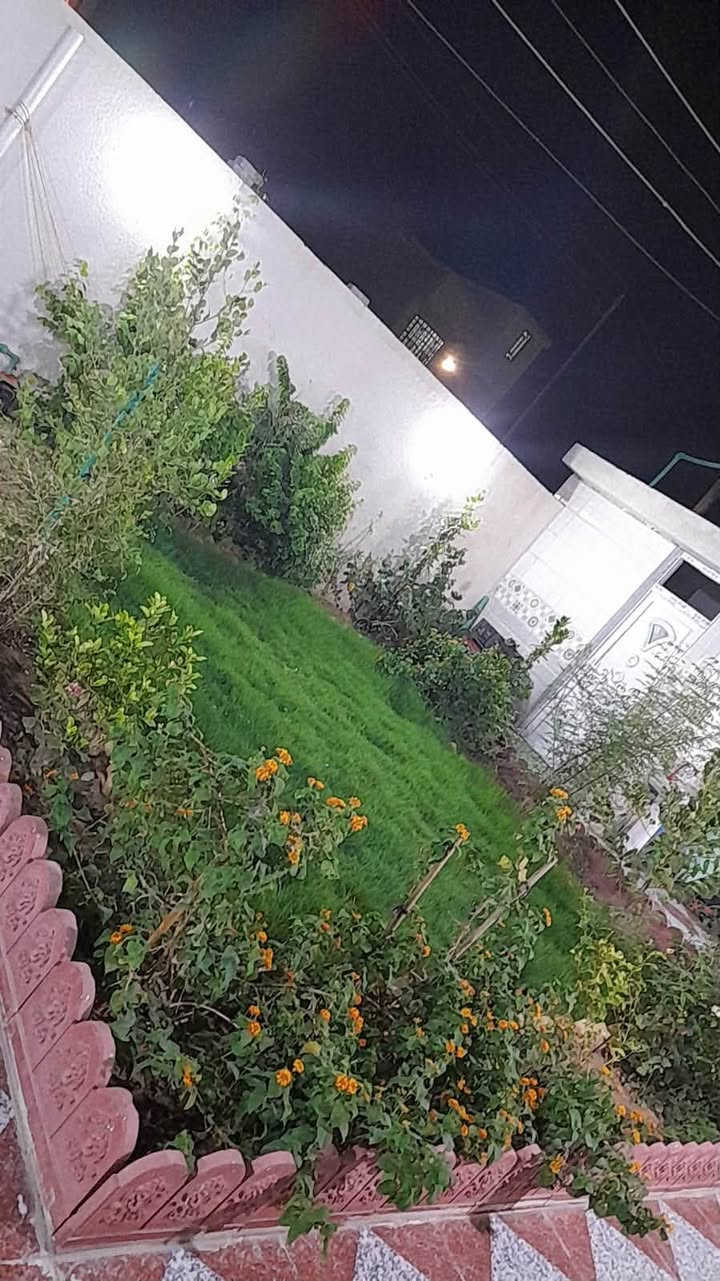 للبيع بيت ملك صرف في منطقة القبلة، خلف السوق الكبير، على شارع العام.
المساحة: 2٠٠ م²
الواجهة: 12.5 متر
عدد الطوابق: طابقان

الطابق الأرضي:

* كراج سيارة
* حديقة
* غرفة
* صالة
* هول
* ديوانية
* حمام داخلي
* حمام خارجي

الطابق الثاني:

* 3 غرف نوم
* صالة
* حمام

البيت نظيف ومُعتنى به، وموقعه مميز وقريب من الأسواق والخدمات.

للاستفسار والتواصل يرجى المراسلة أو الاتصال
***********.
