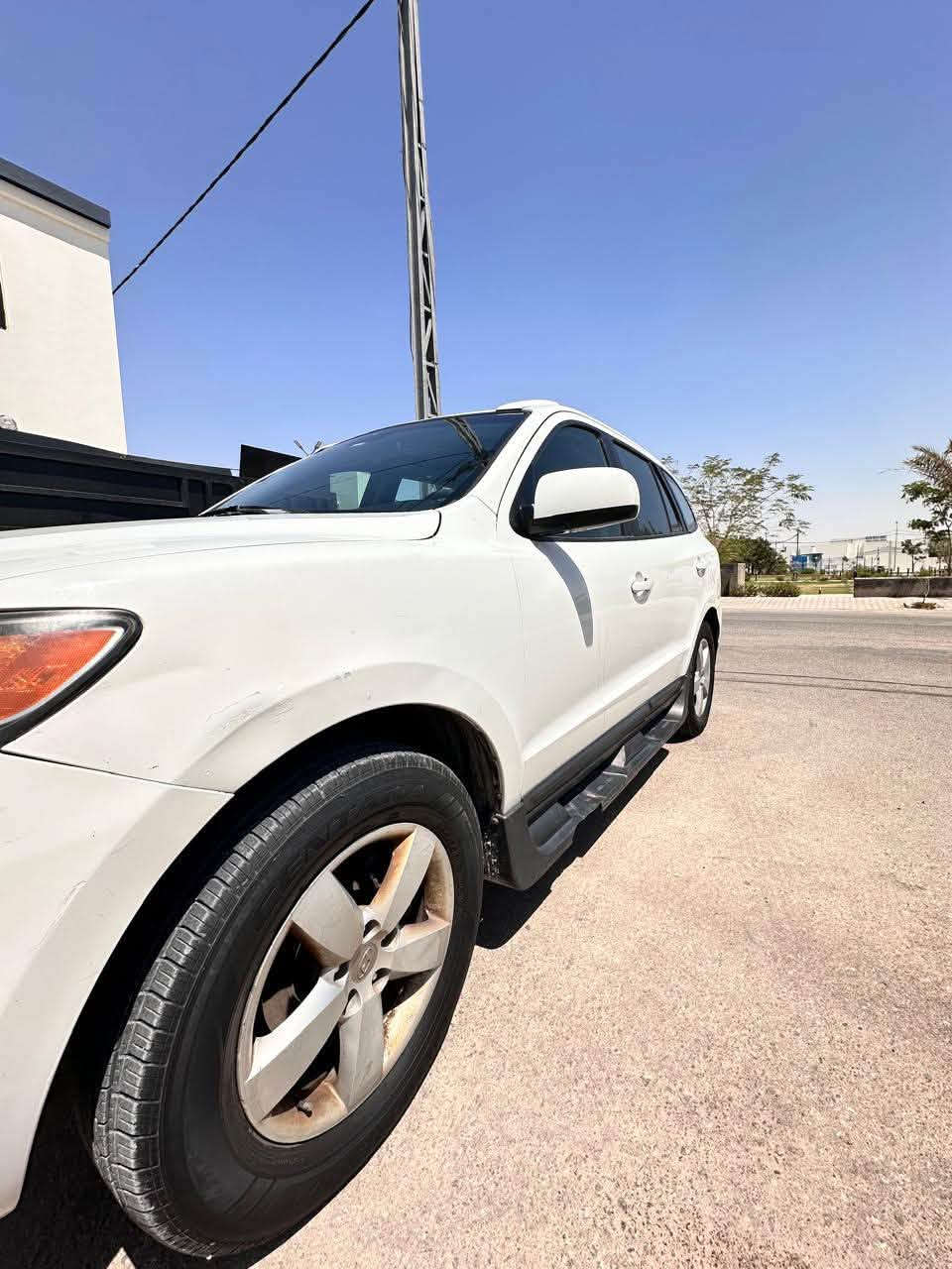 هيونداي سنتافي 2008 وارد كوري – مواصفات خاصة
🔹 محرك 2700 V6 – 6 سلندر
🔹 7 راكب
🔹 فتحة سقف
🔹 تدفئة كشنات
🔹 تحكم ستيرن صوبين
🔹 كشنات جلد أسود
🔹 تبريد 3 قطع
🔹 السيارة مجهزة بمنظومة غاز مركبة في الورشة الحكومية
🔹 موجود كارت الصيانة الخاص بالمنظومة
🔹 رقم بغداد إنكليزي جديد
🔹 الرقم باسمي ونقل أصولي

🎨 الحالة والصبغ:
نص جاملغ ونص باب صبغ فقط، والباقي حسب الفحص.

📌 السيارة مواصفات خاصة ومناسبة للعائلة، والفحص على المشتري
***********
