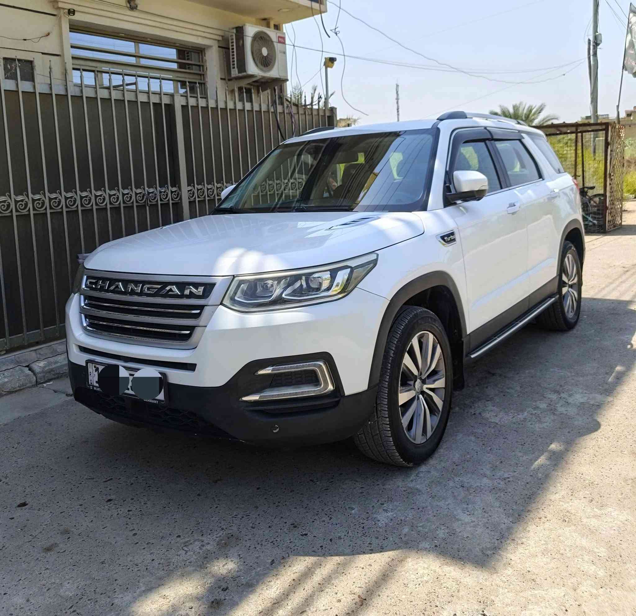 🚙 للبيع شانجان s95
📅 الموديل: 2019
 ***********
🔹 الفئة: الفول 1%1 
🔹 7 راكب 
🔹 محرك 200 تيربو 
🔹حساسات امامي خلفي 
🔹 4 كامرات محيطيه 
🔹كشنات جلد +كهربا
🔹فتحه بنراما
🔹تحكمات ستيرن
🔹باب الجنطه كهربا
🔹مري شفط
🔹 فور ويل 4x4
🔹رادار امامي
🔹مثبت سرعه
🔹نزول منحدرات 
🔹شاشه كبيره عملاقه
وبها كثير من المواصفات 
لم يسعني الذكر 

📍 مكان السيارة: بغداد

🪪 اللوحة: بغداد تحويل مباشر 

🛣️ الممشى: 97 ألف كم

ملاحظات السيارة:

• صبغ دعاميه اماميه فقط

بيع او مراوس حسب الرغبه والقناعه  

___________________

السعر 128$ / مع المجال 

*********** /

