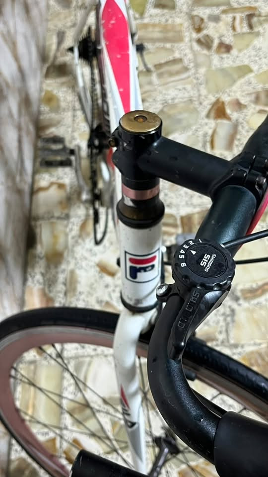 بايسكل road bike ماركة  Fila Aerocube ، قياس 700c ، بيها 7 نمر ، هيكل المنيوم ، بايسكل اصلي صنع كوريا ، نظيف وكله شغال بريكات امامي وخلفي وكير ، فقط بحاجه الى مكينه مال سرعات تشدها وتطلع بي ، السعر 130 وبي مجال للشراي ، مكاني بغداد الشعب
