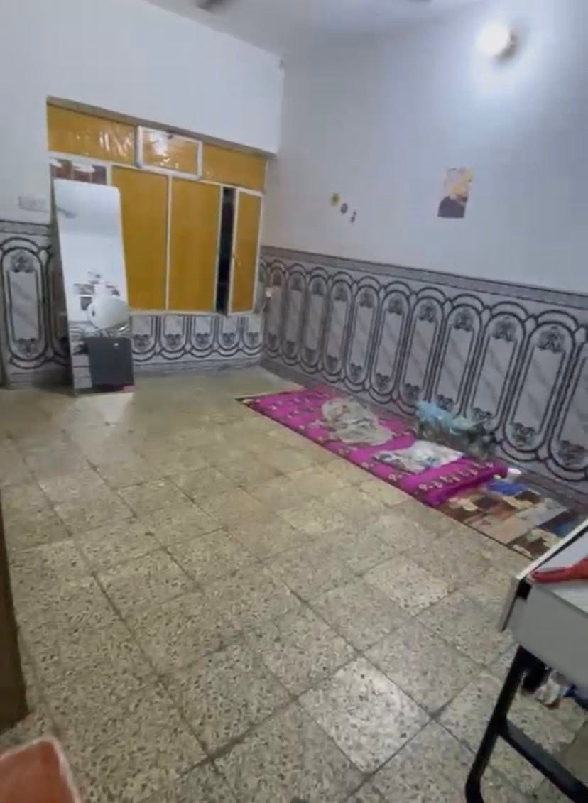 السلام عليكم عندي بيت للبيع 
مساحة 144
بقطاع 36 
البيت طابقين ونص الطابق الاول يحتوي على صالة واستقبال وغرفة ومطبخ بكد غرفة وطابق الثاني يحتوي على اربع غرف ومطبخ ولطابق الثالث غرفة وحمام السعر 210 وبي مجال وهاي شوية صور 
للاستفسار على الخاص
