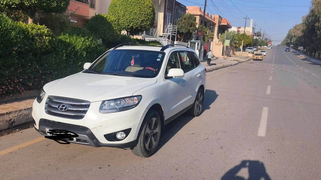 نوع سنتافي ٢٠١٢
-محرك اربع سلندر 
-مري شفط
_ ٣ قطع تبريد 
- سبعة راكب 
- كلين بدون صبغ ولا بارد
- ماشية ٢٣٠ قابل للزيادة
- كير ومحرك وضع الشركة 
- كافة المواصفات ما عدا البصمة 
- حساسات امامي وخلفي
مكانها موصل حي الحدباء للاستفسار اتصل على ***********
