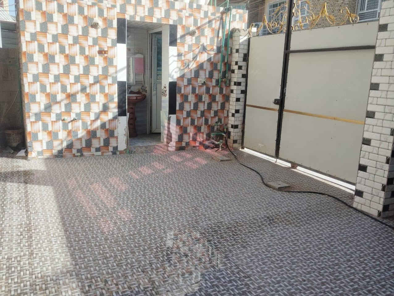 بيت للبيع مساحه 250 م. طابقين الطابق الاول من استقبال 8.4 و مطبخ بارد 7.4 وصاله 4.9 وغرفتين  4.5 و مجموعه صحيات ومطبخ حار 2.5 والطابق الثاني 2 غرف  وحده 8.4 والثانيه 7.4 ومجموعه صحيات. مكان حي العسكري  حي الصادق بل قرب من مدرسة الخلود للتواصل. ***********
