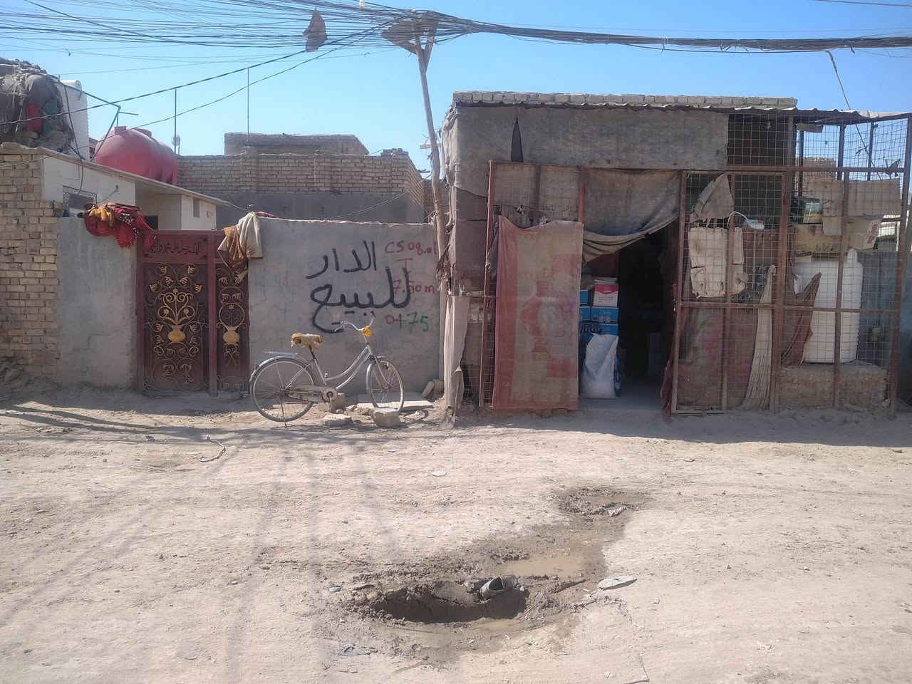 السلام عليكم بيتين للبيع بحي السعيدي قرب محطة الغاز وقريب على شارع العام مقابيل العلوه المساحة 300متر طابو زراعي سند 25 واحد بيه استقبال وغرفتين وصاله ومطبخ والثاني غرفتين وصاله ومطبخ وبيه محل وسعره مناسب 60وبيه مجال للشراي رقم الهاتف *********** وهذا رقم الثاني ***********
