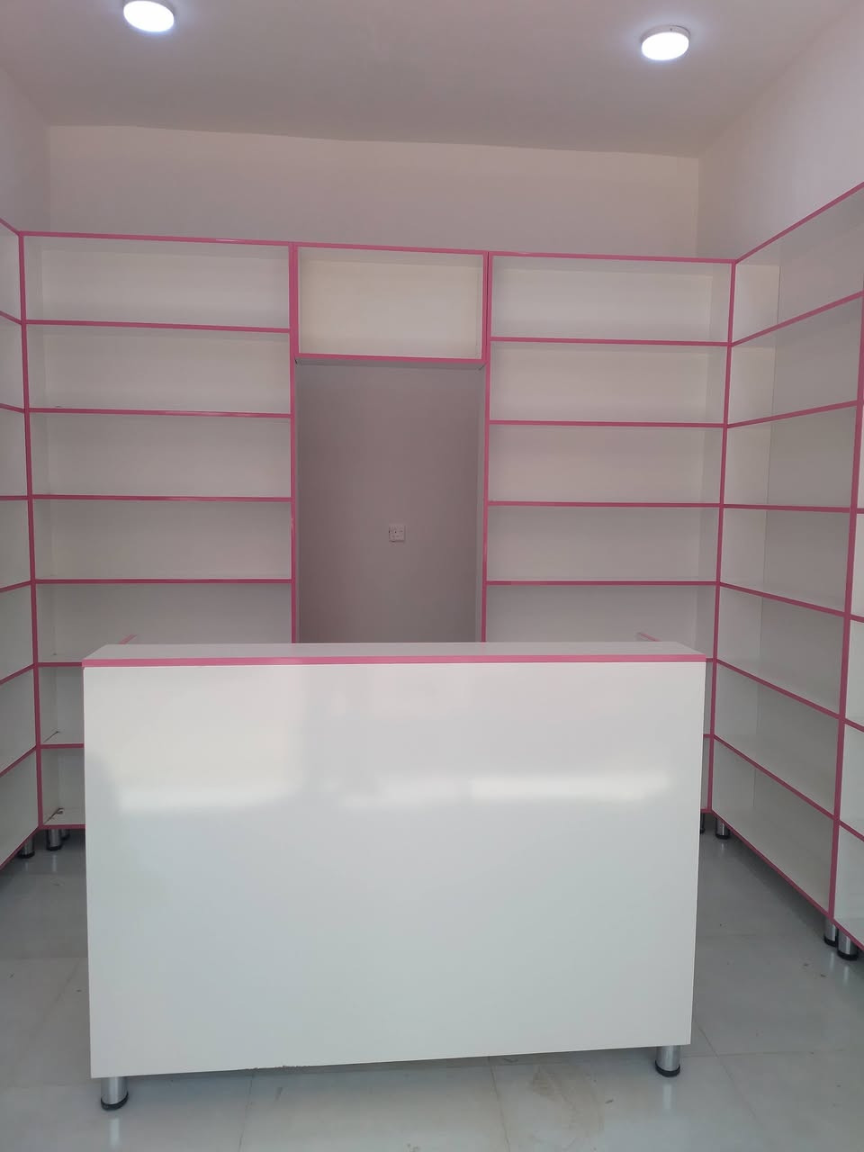 ***********. ابو حسن للديكور مستعدون تجهيز جميع المحلات التجارية وعمل ديكورات رفوف محلات الموبايل صيدليات كوزمتك عطاريات وبأنسب الأسعار كرستة وعمل العنوان بغداد حي القاهرة التواصل واتساب وارسل صورة الموديل المطلوب
