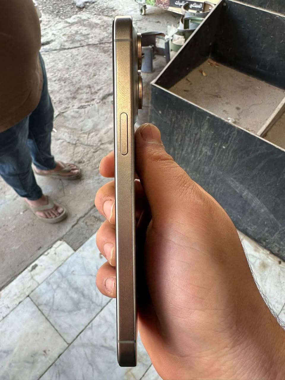 ايفون 15 برو ماكس
مبدل شاشه كلش حلوه 
او دكمه التعلي غير شغالة  
ذاكره 256 
بطارية 86 
جهاز كلش مرتب او حلو ماستر جهاز 
رقم ***********
