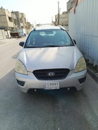 للبيع كيا كارنز موديل 2008 لون سلفر مكينة 2000 دوش بيها صبغ بنيد وجامل...