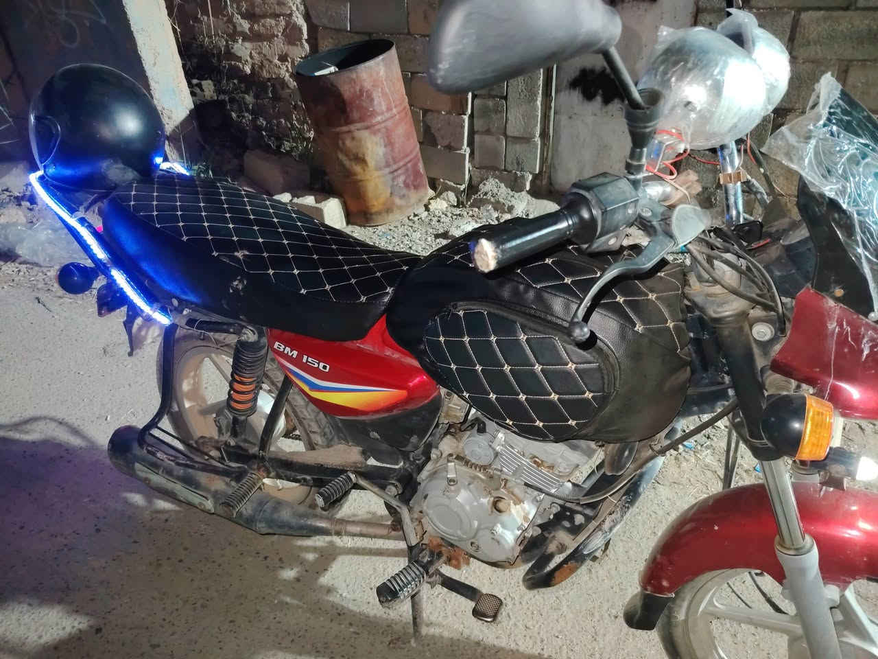 سلام عليكم دراجه بوكسر للبيع موديل 18نضيفه محرك خير من الله كهربائيات كامله بس باتري ضعيف اوراق اصوليه مكان ديالئ تقاطع القدس تواصل ***********
