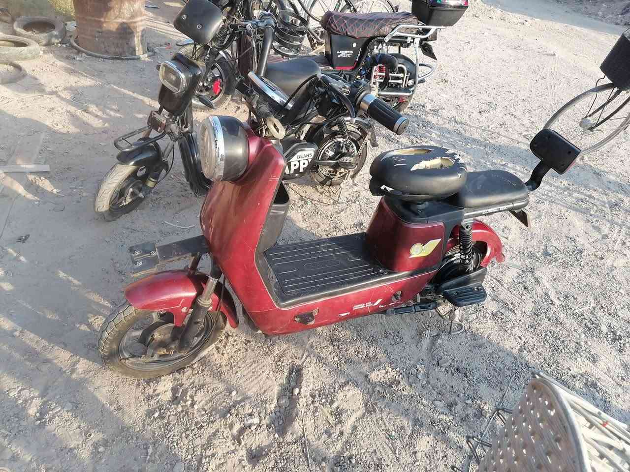 السلام عليكم  دراجه شحن للبيع حجم 8 بطاريات 4 دراجه كامله من كلشي ما ناقصهه  شي السعر 225 وبيهه مجال العنوان الرمادي لتواصل /***********
