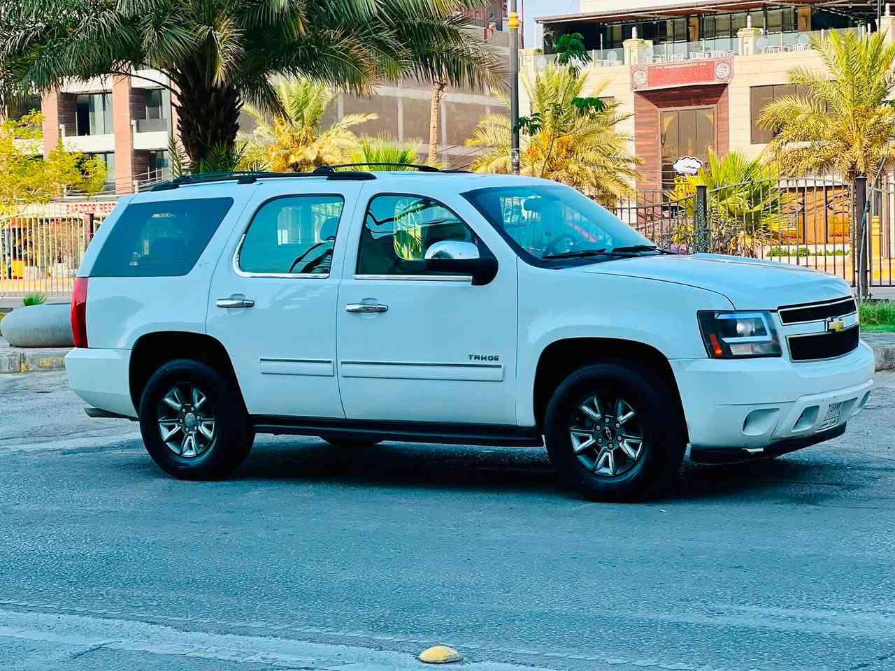 تاهو موديل 2010 وارد خليجي سعرها 158 وقابل للتفاوض *********** بيها رشات صبغ للتجميل فقط مكفوله من ضربه وتبديل مواصفات داخل بيجي كشنات كهربائي ٧ راكب ٣ قطع تبريد تحكم ستيرن يدات نيكل مثبت سرعه محرك 5300 المرغوب طخم تاير تبريد ثلج حداديه جديده مكين وكير مكفولات سنويه لل 30 مشروع وطني مكان السياره كربلاء
