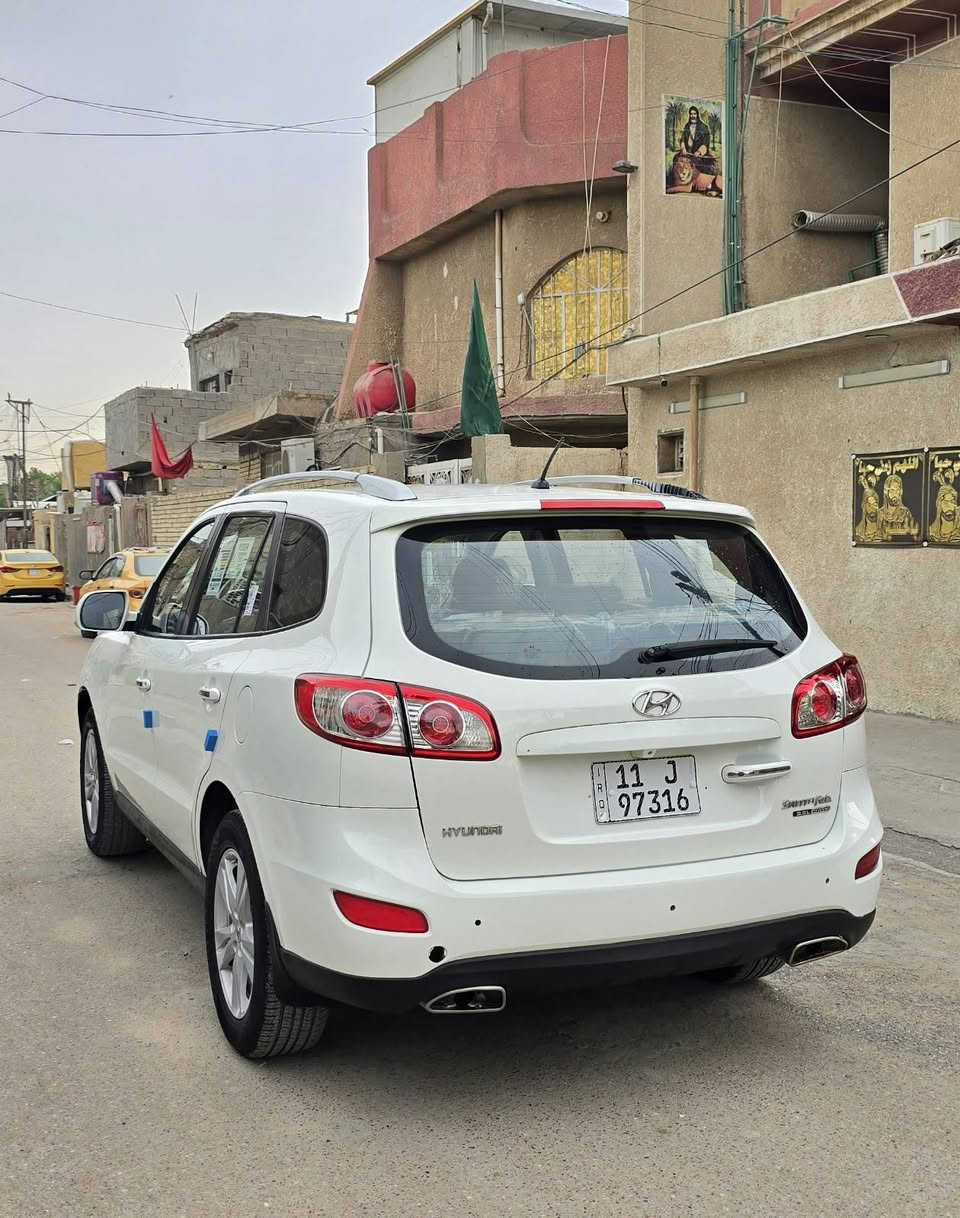 السلام عليكم
سنتافي ٢٠١١ خليجي فول مواصفات سياره لوك على وضع الشركة بلادي بدون صبغ بأسمي رقم بغداد انكليزي سنويه جديده داخله هزه جديده مكينه ٦ سلندر  سلايت فتحه داخل عسلي ثلاث قطع تبريد ثلج كشن كهرباء سبعه راكب
بصمه وبصمت أبواب 
شاشه تاب كامره خلفيه فور ويل تحكمات بالستيرن جهتين
حساسات خلفيه مري هيتر شفط مكينه وكير مكفولات
صدر أمامي خلفي خير من الله سياره جديده جدآ مابيه اي نقص 
(علماً السياره احلى من الصور) مكان بغداد رقم الهاتف ***********  السعر ١٣٨ بغداد, العراق
