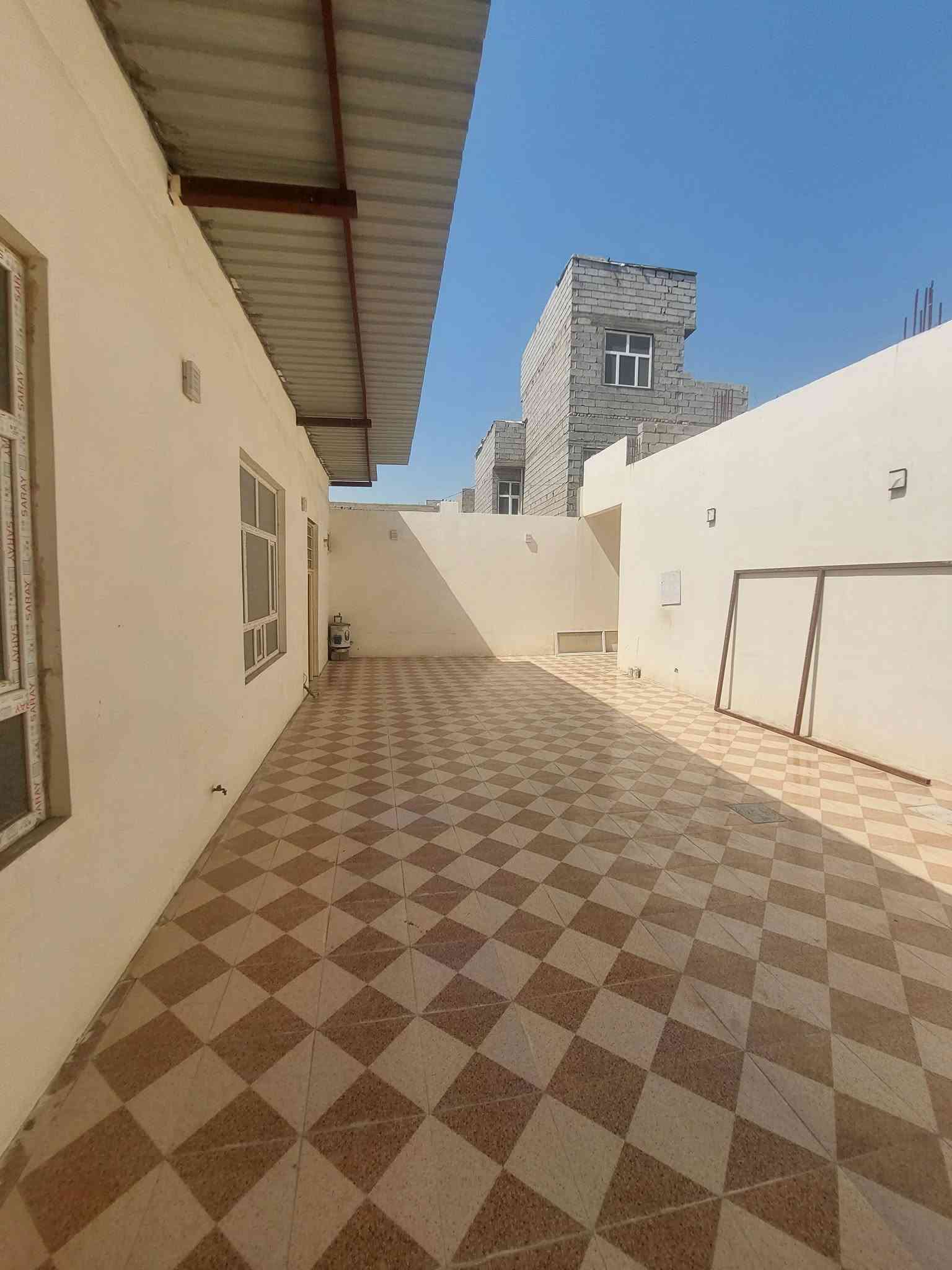 السلام عليكم ورحمة الله 
قاعة تجارية للإيجار  
مساحة كبير 
خدامات متكاملة 
تَصلُح :
روضة ، مخزن ،قاعة رياضية ،  مشاريع تجارية 
الموقع :
بهرز - الدواسر -بالقرب من قصابة بيت علي الهادي 
للإستفسار  : ***********
