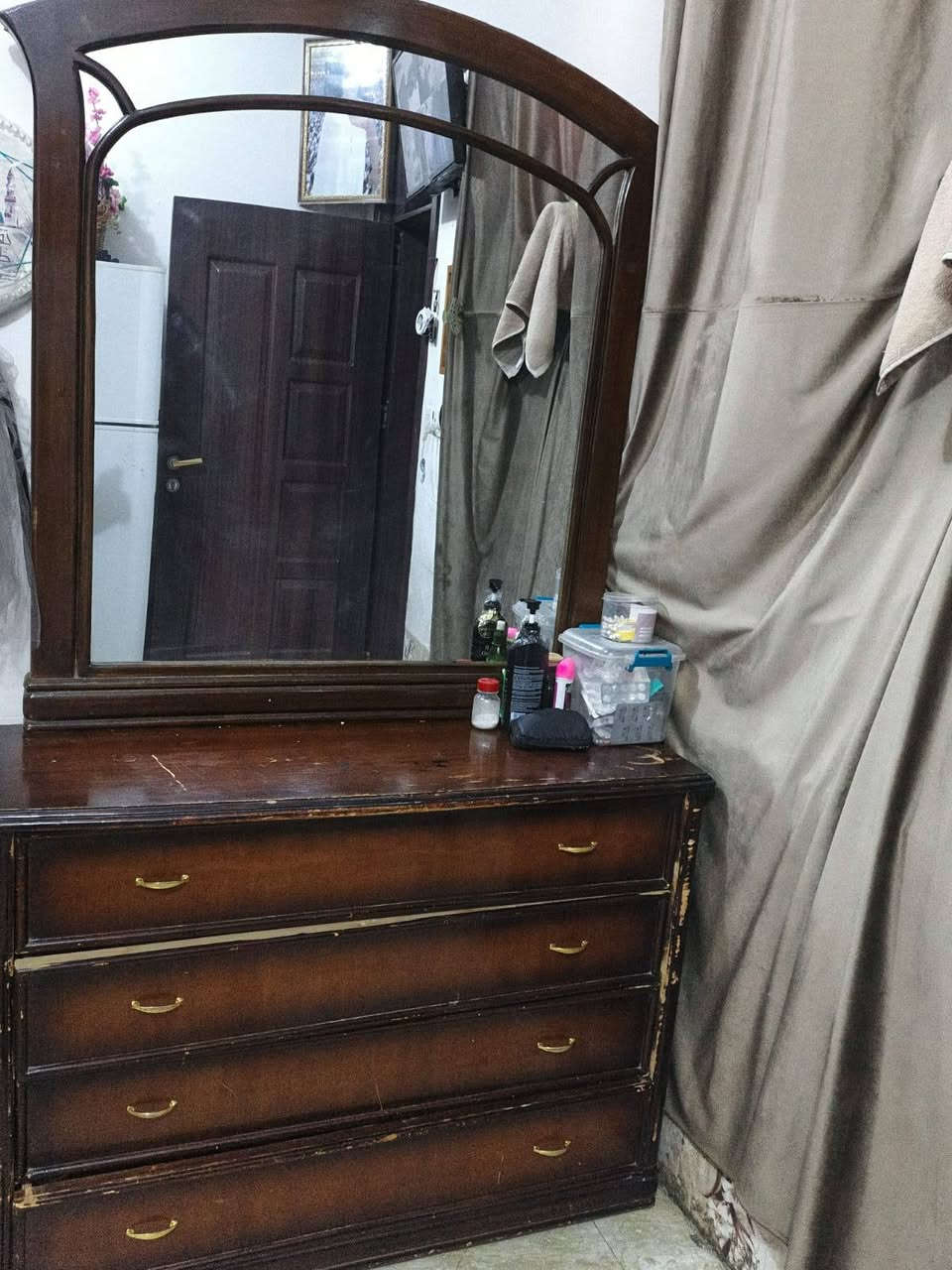 ميز طعم صاج تفصال وبي چروخ  سعر 50 / جربايه وميز تواليت صاج مصري ثكيل سعر 125 العنوان بغداد الزعفرانيه***********
