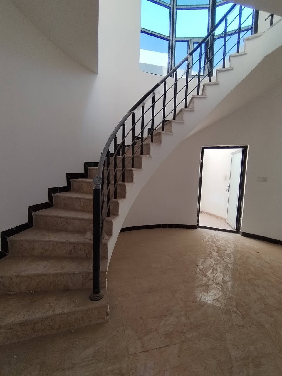 بيت للبيع بمجمع الرياحين السكني استلام وجبة اولى
موقع المجمع بغداد - طريق بغداد-موصل. مجاور محطة كهرباء التاجي التحويلية. يبعد 15 دقيقة عن بوابة الكاظمية. المجمع على الخط السريع مباشرة.
المجمع يحتوي على مساحات خضراء ومدارس ومراكز تجارية.

باقي من التسديد اقل من 87 مليون تستلم تسكن مباشرة التسليم بعد أيام.. بعد التسليم السعر يرتفع اذا تشتري هسة توفر على نفسك هواي. 
نموذج B زون الضباط 200 متر يحتوي على حديقة وكراج وكلدور و ثلاث غرف نوم، ثلاث حمامات استقبال كبير وغرفة معيشة كبيرة، منور جانبي ومنور خلفي كبير يصير حديقة رهيبة والخريطة معروفة مع بالكونة ملحقة بغرفة النوم الكبيرة
درج دائري مو مربع ومطبخ مفتوح على غرفة المعيشة يعني ينفع يصير المطبخ نظام جزيرة. تصميم المطبخ جاهز هدية مع البيت.
التانكي والسخان والماطور الصاعد من ضمن التاسيسات مشدودة وجاهزة
منظومة غاز انابيب عالعداد يعني انسى شيلة القنينة وخطر التسريب. 
قريب عن السوبرماركت والتشجير 90 متر وعن المدارس  300 متر يعني خمس دقايق مشي.

للمعلومات الاتصال او مراسلة واتساب
 ***********
